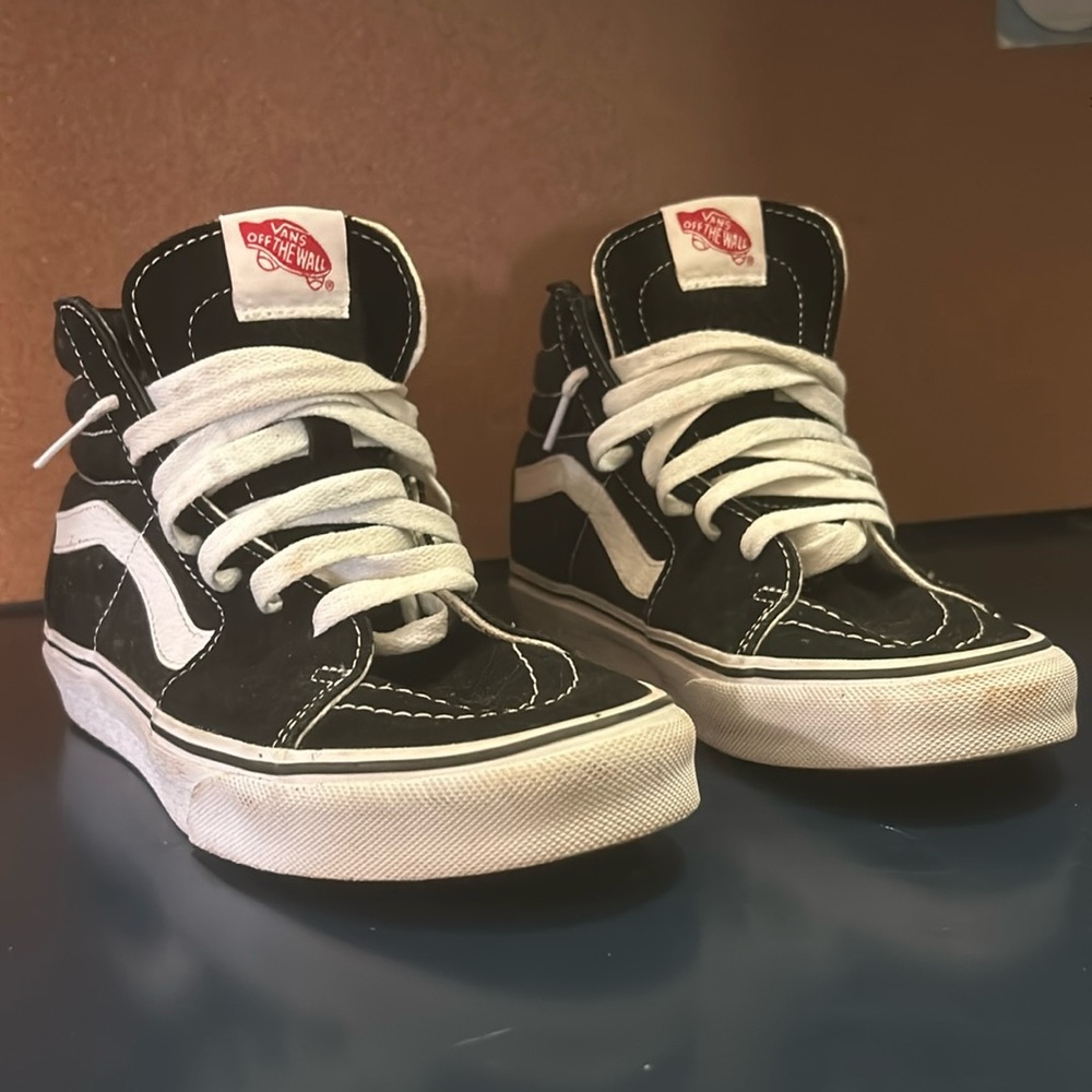 Black and white sk8-hi Vans men’s or boys 6 woman’s 7.5